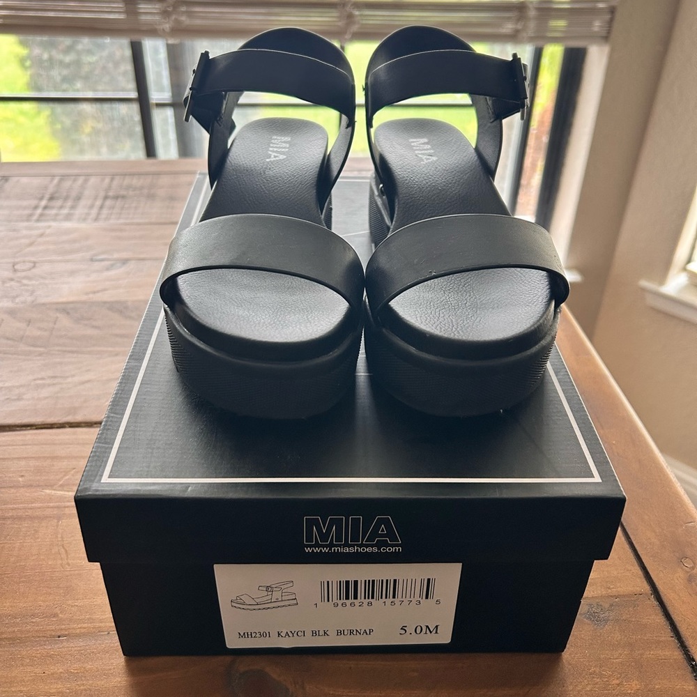 Mia Kayci platform sandal